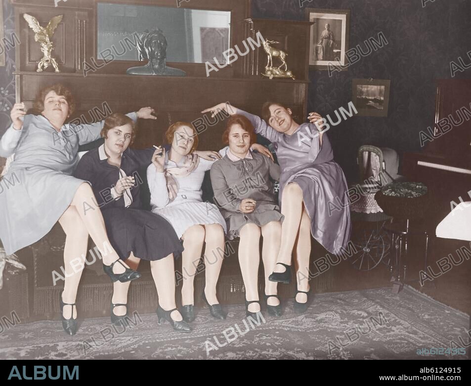 Fotografie / Gruppenbild.-Gruppenbild junger Frauen mit Zigaretten.-Foto, undat. (1920er Jahre); digital koloriert.
