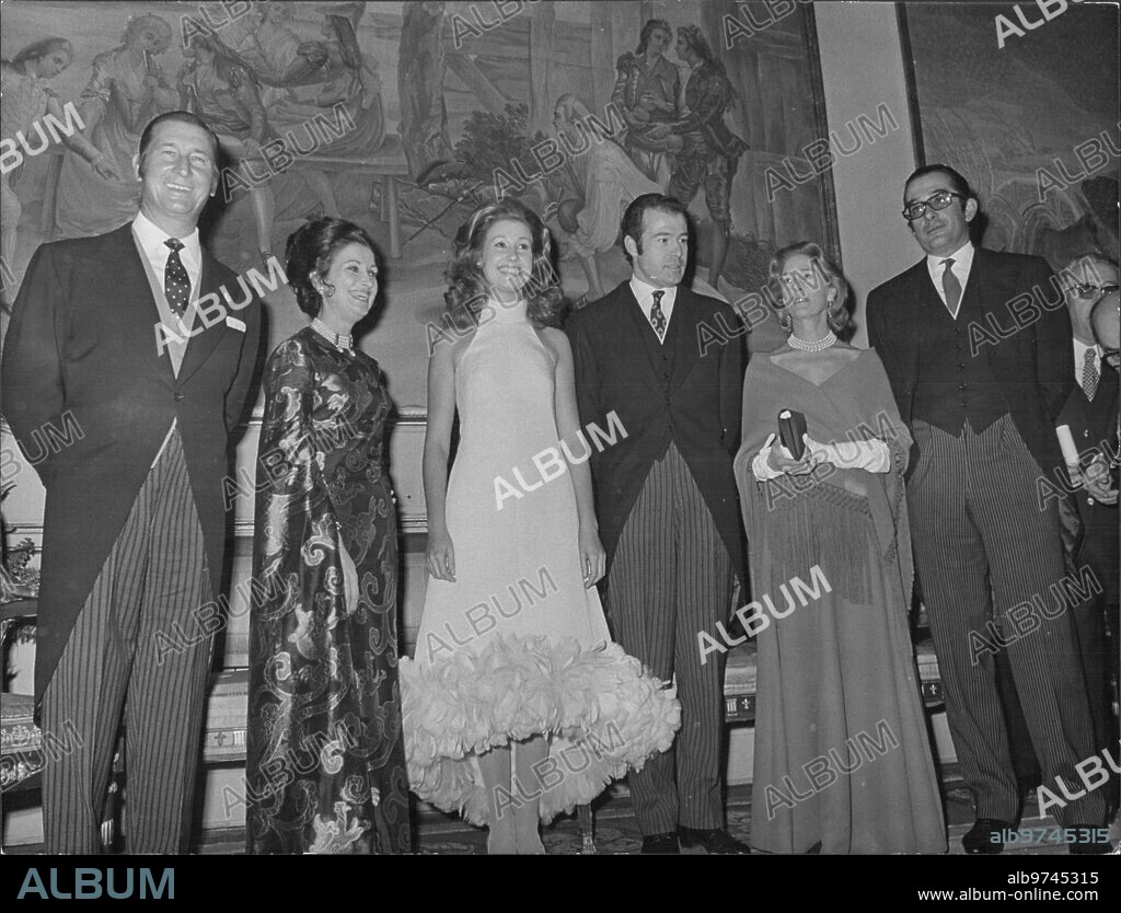 December 23, 1971. Presentation in the El Pardo palace of the marriage engagement of the Granddaughter of General Franco, María del Carmen Martínez Bordiú Franco with HRH Don Alfonso de Borbón Dampierre. In the Image, from Right to Left: the Marquises of Villaverde, Cristobal Martínez Bordiú and Carmen Franco, the Betrothed, María del Carmen Martínez Bordiú and Alfonso de Borbón, and the mother and brother of the Groom, Emanuela Dampierre and Gonzalo de Bourbon.