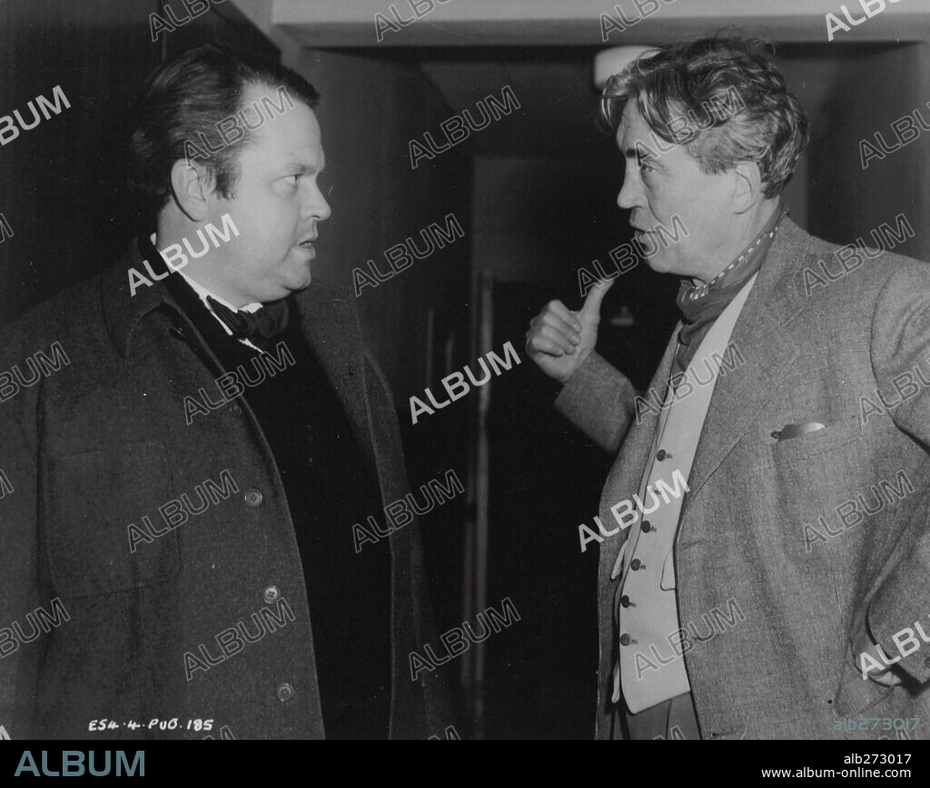JOHN HUSTON and ORSON WELLES in MOBY DICK, 1956, directed by JOHN HUSTON. Copyright WARNER BROTHERS.