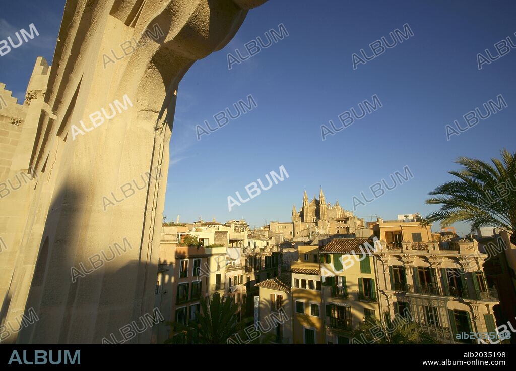 La Seo desde la lonja.La Llotja , siglo XV.Palma.Mallorca.Islas Baleares. España.
