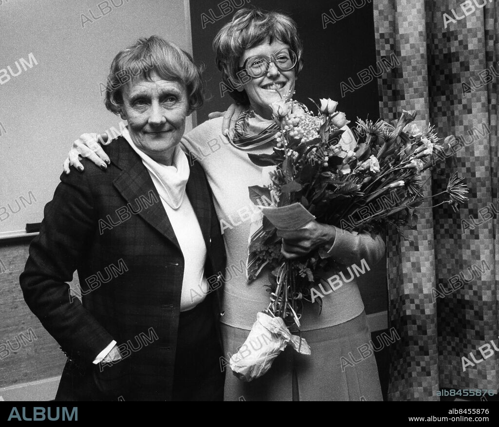 ARKIV 19771019. Författarinnan Kerstin Thorvall (t.h.) tillsammans med barnboksförfattarinnan Astrid Lindgren efter att ha tagit emot Astrid Lindgren-Priset för ett förtjänstfullt författarskap inom barn- och ungdomslitteraturen. Astrid Lindgren-Priset instiftades 1967 av bokförlaget Rabén & Sjögren i samband med Astrid Lindgrens 60-årsdag. Priset utdelas årligen till en svensk författare för förtjänstfullt författarskap inom barn- och ungdomslitteraturen.. Foto: Bertil Ericson / SCANPIX / Kod: 1002.