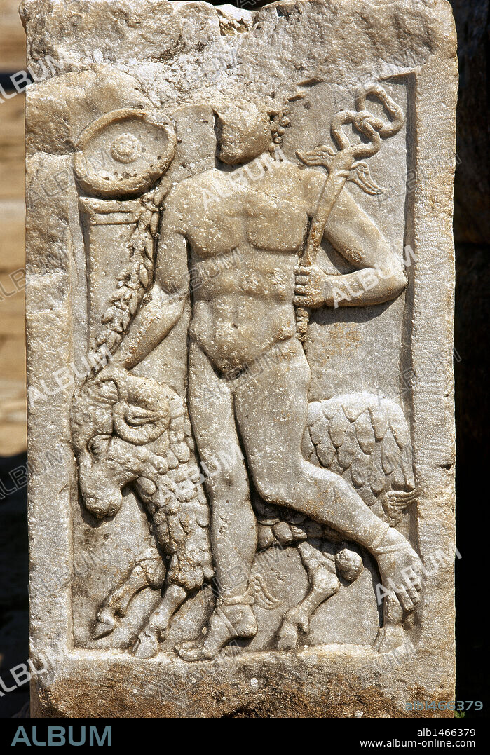 HERMES. Hijo de Zeus y de Maya y nieto de Atlas. Embajador de los dioses, era el encargado de conducir las almas del mundo de los vivos al de los muertos, por ello se le debe el nombre de Psicopompo. Representado con casco alado y con unas pequeñas alas en los talones. Relieve romano del HERMES. Ciudad de EFESO. Turquía.