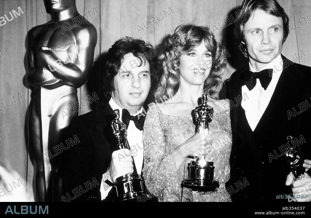 JANE FONDA, JON VOIGHT and MICHAEL CIMINO. The 51st Academy Awards / 1979. 
Michale Cimino, best director for "The Hunter". John Voight, best actor for "Coming Home". Jane Fonda, best actress for "Coming Home". 1979