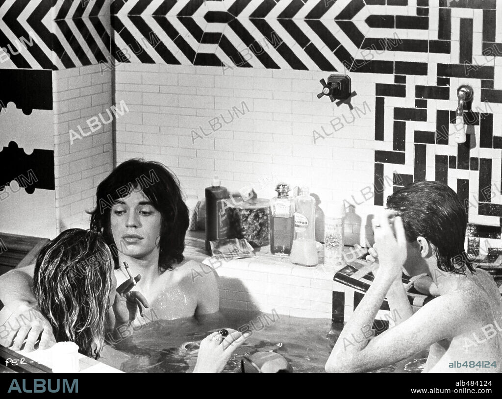 MICK JAGGER en PERFORMANCE, 1970, dirigida por DONALD CAMMELL y NICOLAS ROEG. Copyright WARNER/GOODTIMES.