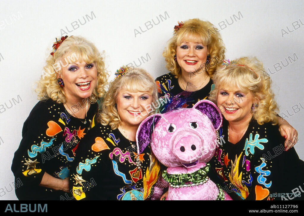 Jacob Sisters, German singing group, consisting of the sisters Johanna, Rose, Eva and Hannelore, here with doll "Sau Sanne", Germany around 1992. (original german headline: Jacob Sisters).