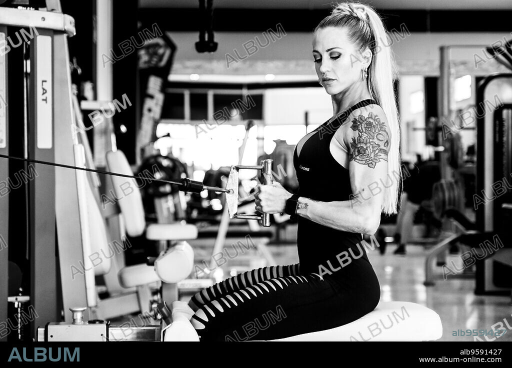 mujer entrenando en un gimnasio de maquinas, llucmajor, Mallorca.