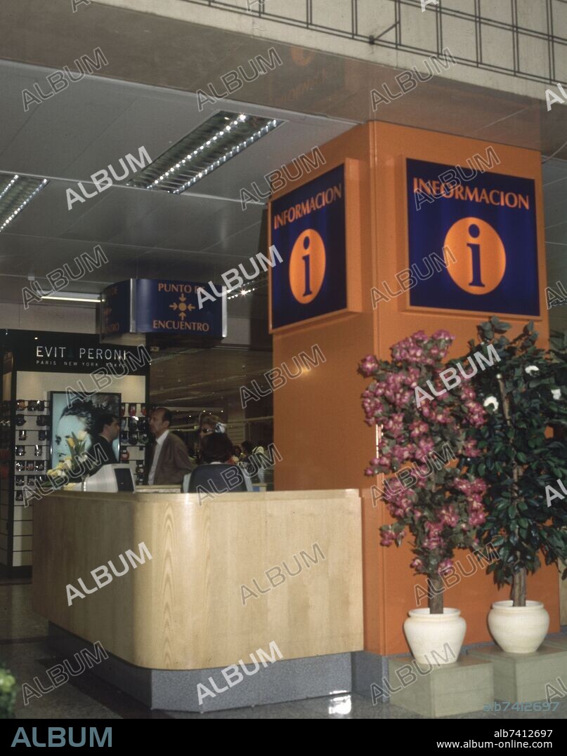 ALMACENES EL CORTE INGLES-INTERIOR-MOSTRADOR DE INFORMACION.