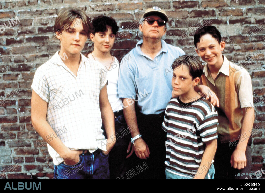 BARRY LEVINSON, BRAD RENFRO, GEOFFREY WIGDOR, JOE PERRINO et JONATHAN TUCKER dans SLEEPERS, 1996, réalisé par BARRY LEVINSON. Copyright PROPAGANDA FILMS/BALTIMORE PICTURES.