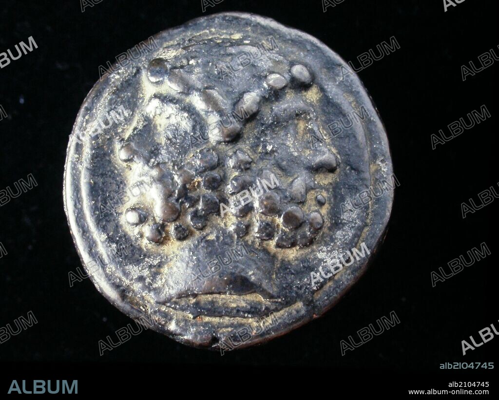 NUMISMATICA. MONEDA REPUBLICA ROMANA. AS DE BRONCE. ANVERSO. CABEZA LAUREADA Y BARBADA DE JANO BIFRONTE. 225 A.C. (DEPOSITO: MUSEO ARQUEOLOGICO NACIONAL).