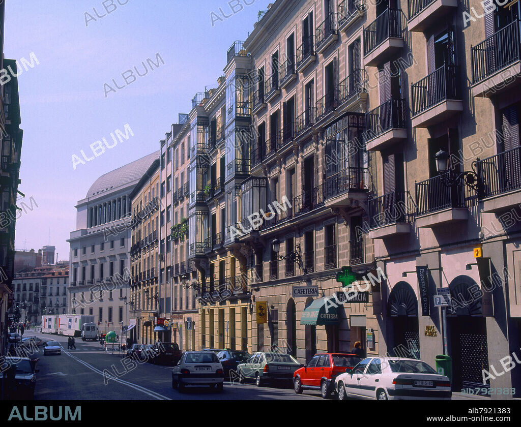 CALLE DE ARRIETA- TEATRO REAL AL FONDO.