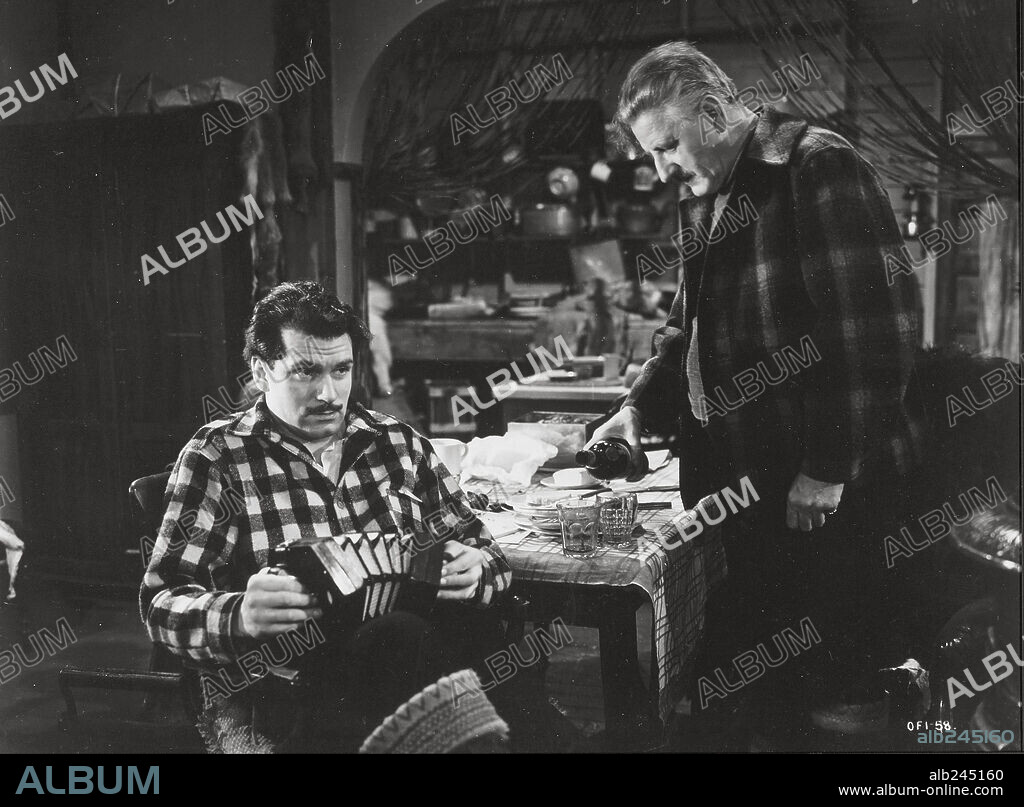 FINLAY CURRIE and LAURENCE OLIVIER in 49TH PARALLEL, 1941, directed by MICHAEL POWELL. Copyright ORTUS FILMS/GENERAL FILM DISTRIBUTORS.