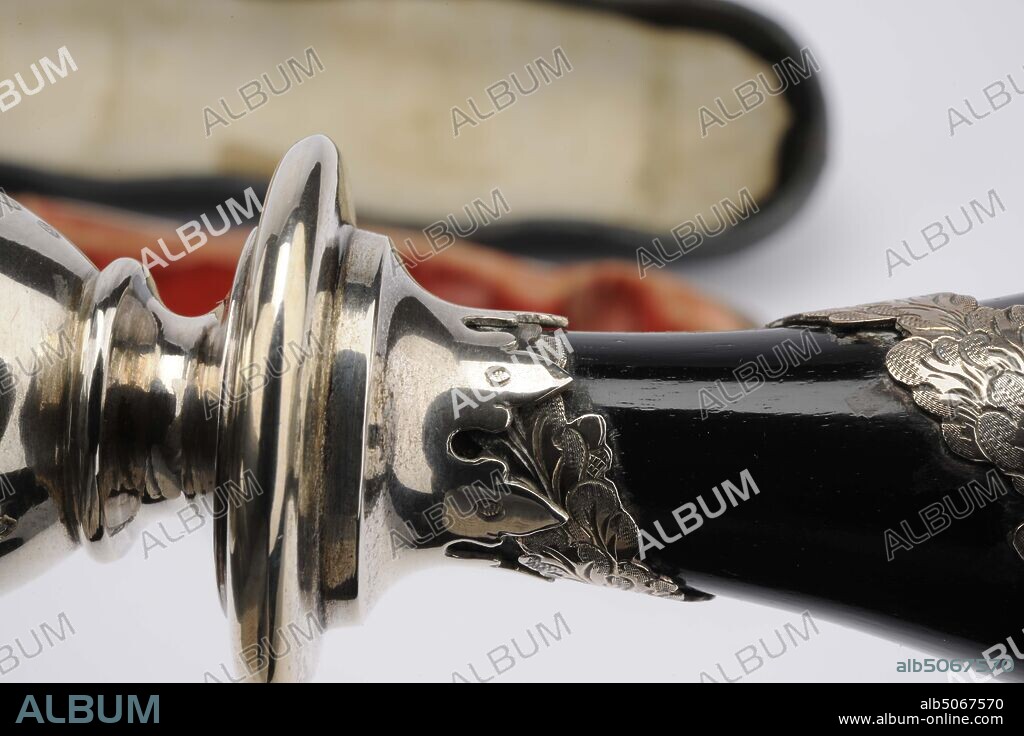 conductor's baton, Anonymous, manufacture: 1848; Offered: 1860, ebony, wood, silver, velvet, engraved, Total: 41.8 x 6.2 x 4.8cm 418 x 62 x 48mm, Conductor's Stick: 38.4 x 3.5cm 384 x 35mm, Sheath: 41, 8 x 6.2 x 4.8cm 418 x 62 x 48mm, ebony, conductor baton or baton with silver fittings. The stick is made up of two baluster shapes, connected by a flat node, including batter. The stick ends with a six-lobed button. The end consists of double nodes, between which profiled edges. The crowning glory is a winch. A leaf vine winds around the lower baluster. Around the top a silver band spiraling around the stick, on which is engraved: THE LEIDSCHE CHOIR AND ORCHESTRA THEIR DIRECTOR A.J. WETRENS DECEMBER 11, 1860. Marked on both baluster shapes. The baton is in a wooden box, which is lined on the inside with red velvet, 1900.