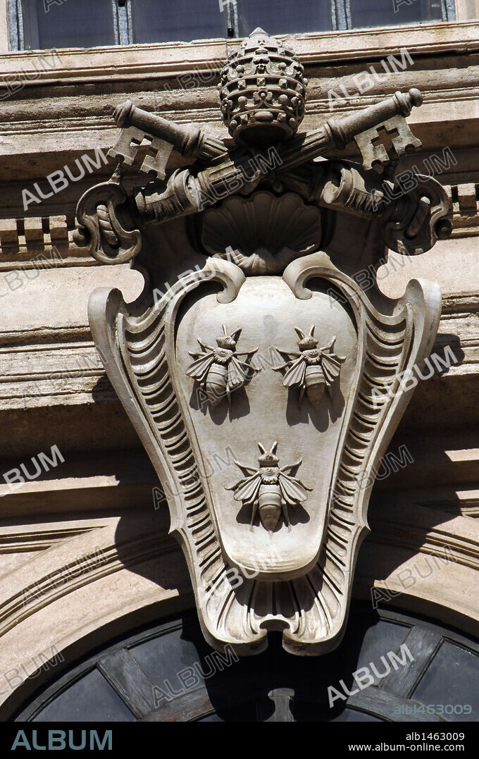 URBANO VIII (1568-1644). Papa italiano, de nombre Maffeo Vicente Barberini, elegido en 1623. ESCUDO PAPAL DE URBANO VIII en la fachada del PALACIO BARBERINI (siglo XVII). ROMA. Italia.