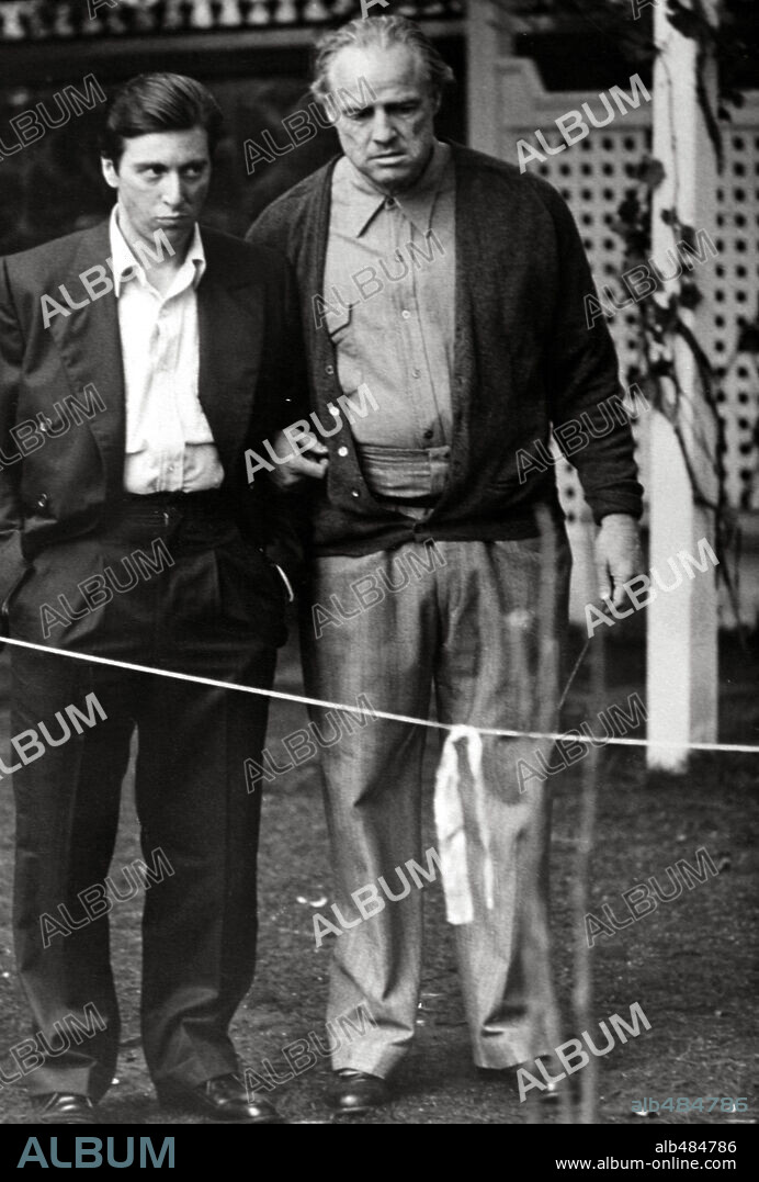 AL PACINO und MARLON BRANDO in THE GODFATHER, 1972, unter der Regie von FRANCIS FORD COPPOLA. Copyright PARAMOUNT PICTURES.