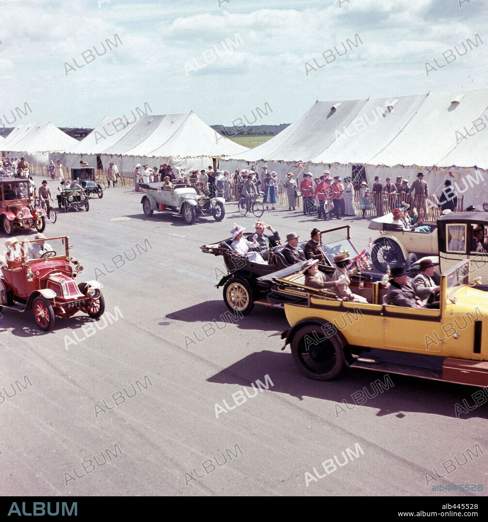 AQUELLOS CHALADOS EN SUS LOCOS CACHARROS, 1965 (THOSE MAGNIFICENT MEN IN THEIR FLYING MACHINES), dirigida por KEN ANNAKIN. Copyright 20TH CENTURY FOX.