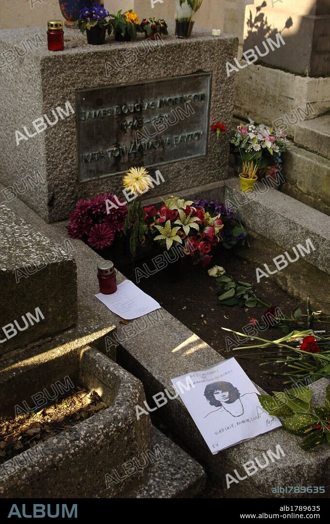 JIM DOUGLAS MORRISON (1943-1971). Conocido por Jim Morrison. Poeta, cantante y actor estadounidense. Tumba del cantante en el cementerio de Père Lachaise, París. Francia.