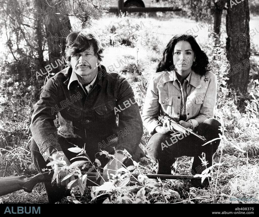 CHARLES BRONSON and LINDA CRISTAL in MR. MAJESTYK, 1974, directed by RICHARD FLEISCHER. Copyright UNITED ARTISTS.