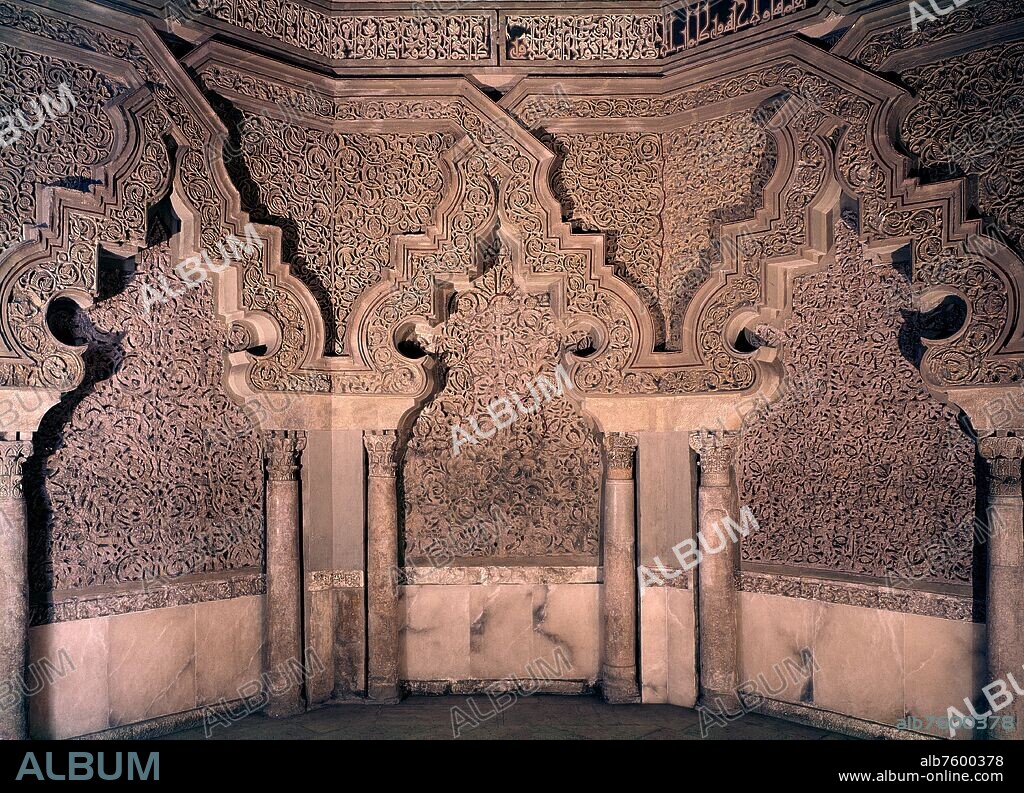 ORATORIO DE LA MEZQUITA DE LA ALJAFERIA DE ZARAGOZA - DECORACION DE ATAURIQUES - ARCOS MIXTILINEOS - SIGLO XI.