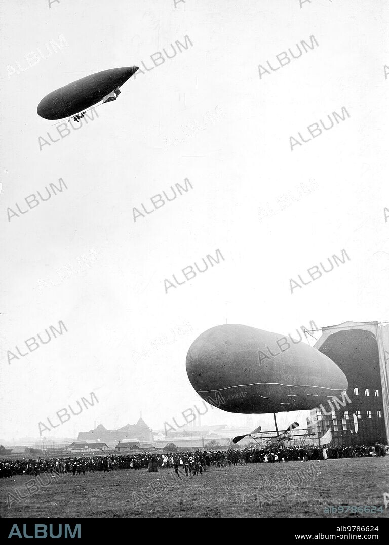Noviembre 1910. Los Dirigibles del gobierno Inglés. Llegada del Globo "Clement Bayard" A Wormwood, en el momento de salir De "City Of Cardiff" que Es el que se ve en alto.