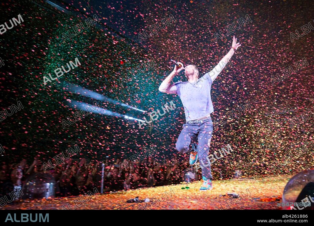 COLDPLAY and CHRIS MARTIN. December 9, 2016 - MELBOURNE, AUSTRALIA - DECEMBER 9: Coldplay perform at Etihad Stadium for their 'A Head Full of Dreams' tour on December 9 2016. 09/12/2016