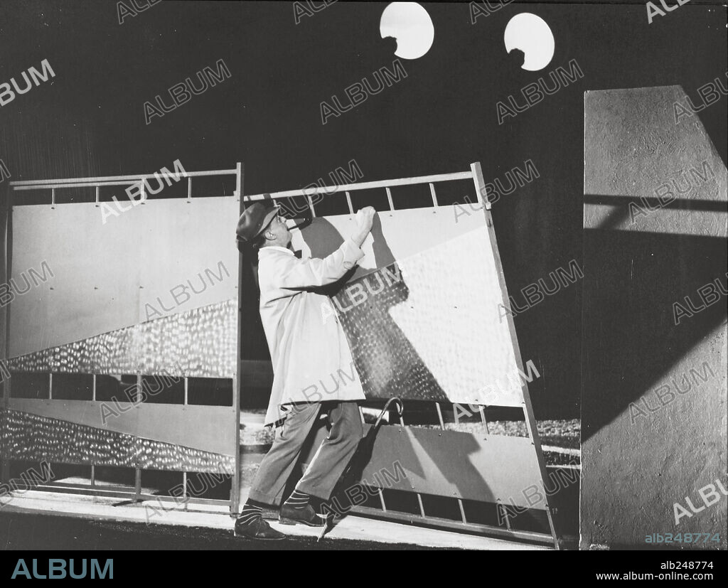 JACQUES TATI in MY UNCLE, 1958 (MON ONCLE), directed by JACQUES TATI.