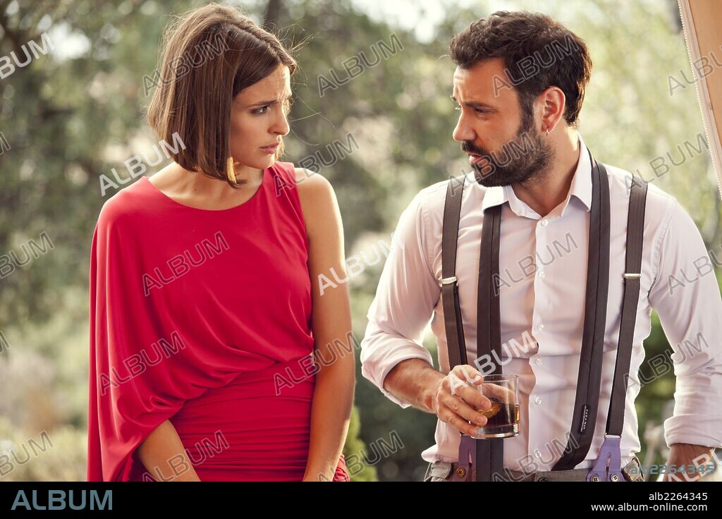 MIGUEL FERNÁNDEZ y VERONICA ECHEGUI en LA GRAN FAMILIA ESPAÑOLA, 2013, dirigida por DANIEL SANCHEZ AREVALO. Copyright ATIPICA FILMS/MOD PRODUCCINES/ANTENA 3 FILMS.