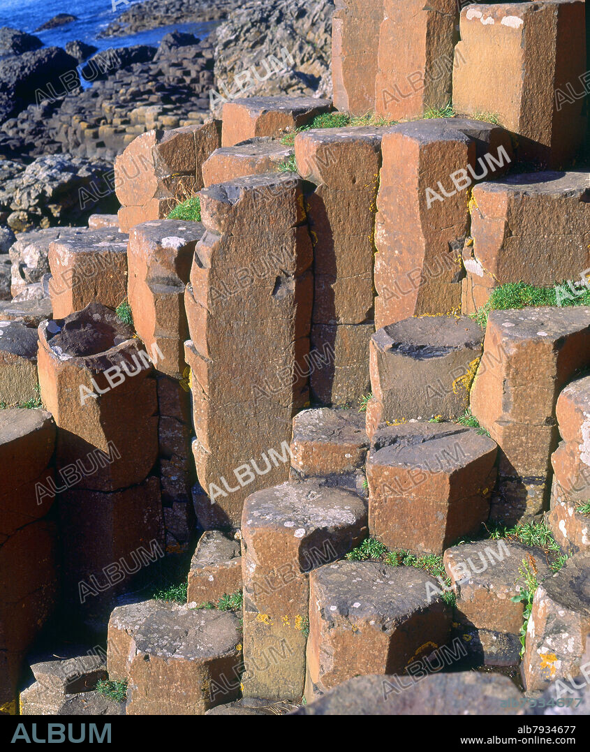 CALZADA MEDIA-DET COLUMNAS DE BASALTO.