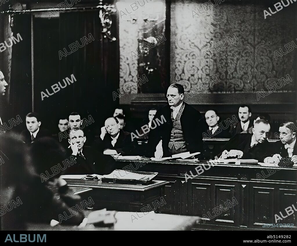 Erich Salomon, Dr. Erich Frey during the interrogation of a witness in the trial against the criminal organization Immertreu, Berlin-Moabit, Staatliche Landesbildstelle Hamburg, collection on the history of photography, silver gelatin paper, black and white positive process, image size: height: 27.30 cm; width: 35.00 cm, stamp: verso center: PHOTO DR. ERICH SALOMON, REPRESENTED BY, PETER HUNTER, PRESS FEATURES, [address] AMSTERDAM, inscribed: verso and on the cardboard: object inscription of the State Picture Office: photographer, title, explanation, year, measurements and inventory number handwritten in black, reporting photography, administration of justice, trial.