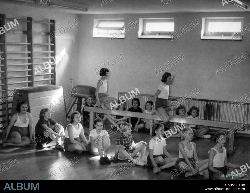 Gymnastik skolgymnastik flicka flickor gymnastiksal redskap på Dammfriskolan i Malmö 1953. Foto: Sydsvenskan / IBL Bildbyrå.