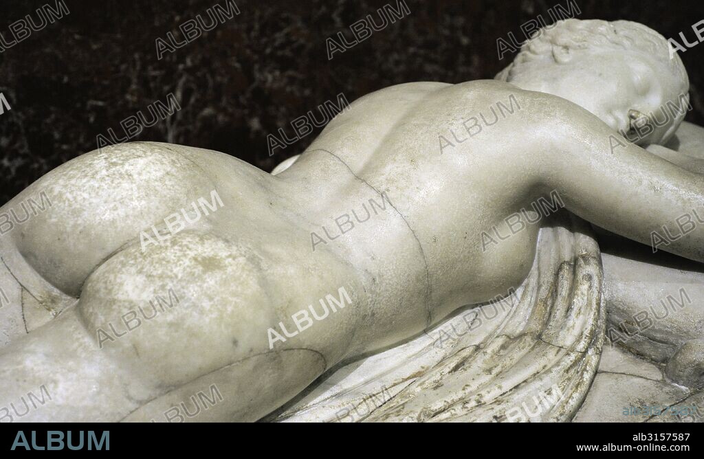 Hermafrodito durmiendo. Hijo de Afrodita y Hermes. La ninfa Salmacis se enamoró de él. Siendo rechada pidió a los dioses que los dos quedasen unidos eternamente. Así sucedió naciendo una criatura hermafrodita de dos sexos. Copia romana de un original griego, siglo III-II aC. Mármol. Procedente de la Villa Adriana. Italia. Museo del Hermitage (The State Hermitage Museum). San Petersburgo. Rusia.