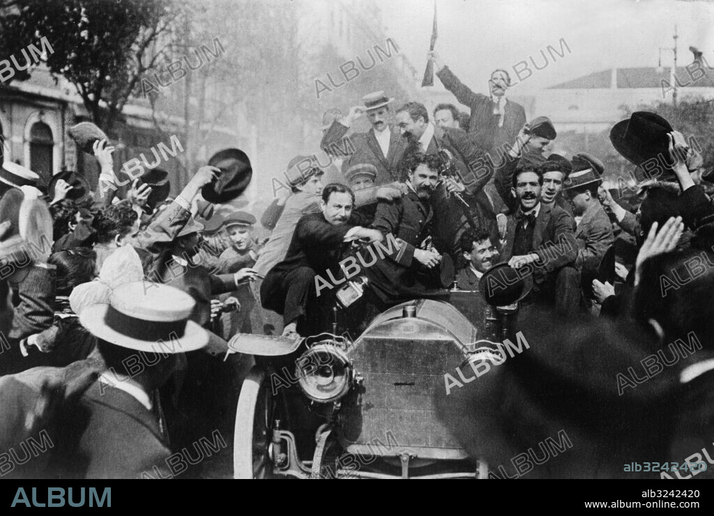 Orig. bildtext... 1910. Von der Revolution in Portugal. Siegestaumel auf dem Dom-Pedro-Platz. Anm. 1910 störtades kung Maunel II och republik utropades sites: PORTUGAL PhotoDate:1910-??-??.