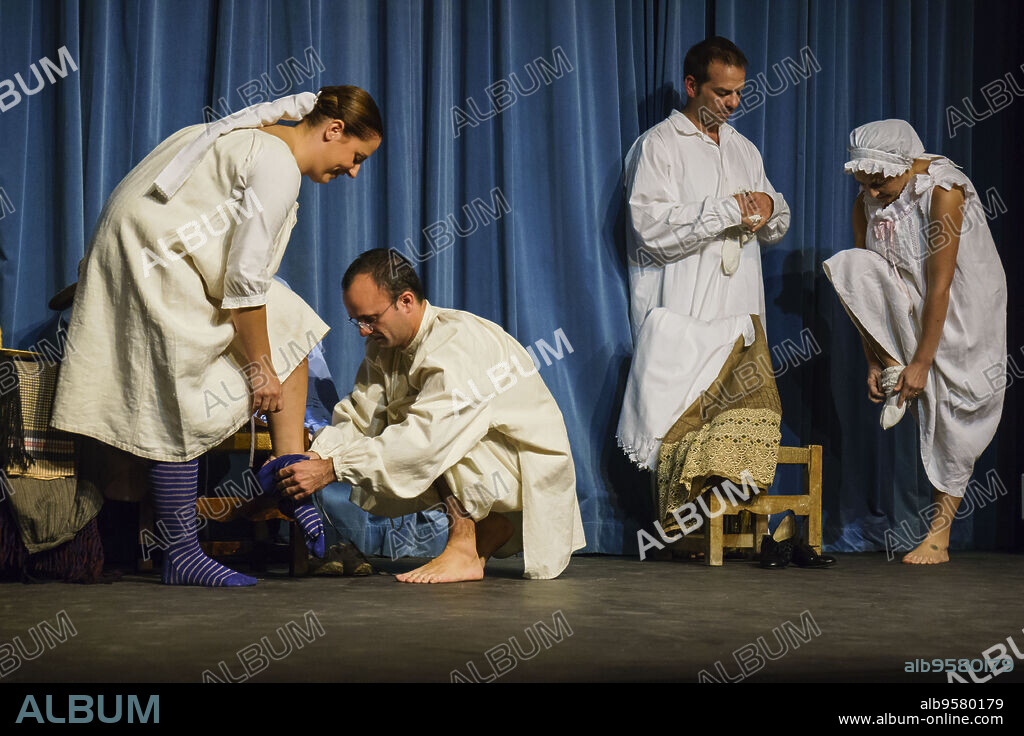 muestra de indumentaria tradicional mallorquina de los siglos XVII a XX, teatro Mar i Terra, Palma, Mallorca, islas baleares, Spain.