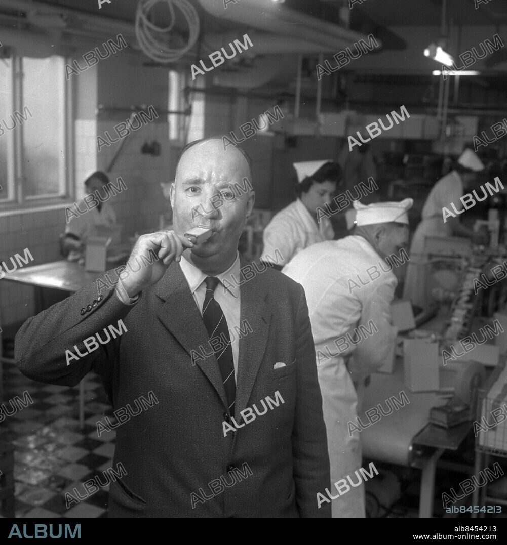 TROLLHÄTTAN 1958.. Glass-Oskar - Oskar Olsson (1905-1973), skapare av Trollhätteglass. *** Local Caption *** Finns i låda GT-GHT Reportagelåda 01 Foto: Christian Tyre / TT / Kod: 2524.