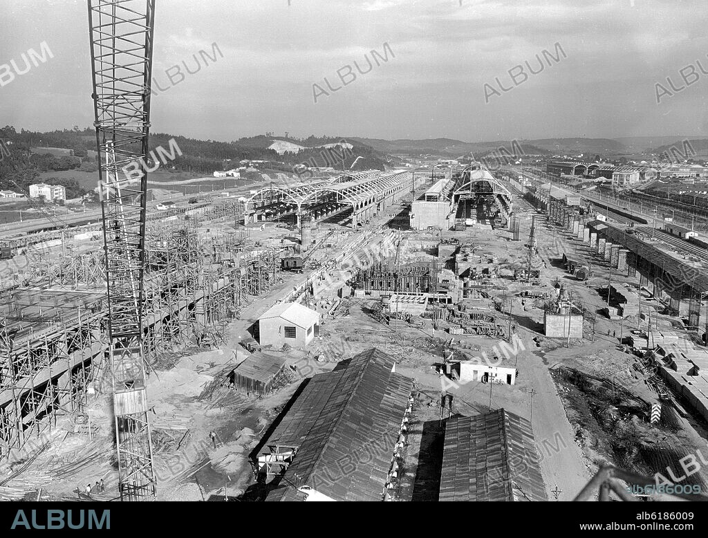 CONSTRUCCION DE LOS ALTOS HORNOS - FOTOGRAFIA EN BLANCO Y NEGRO - AÑOS 50.
