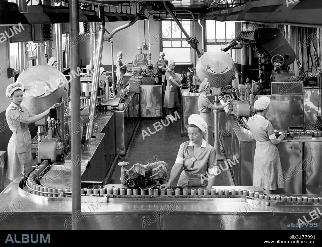 United States: c. 1940 Women working on a production line in a Heinz factory.   © Underwood Archives / The Image Works.