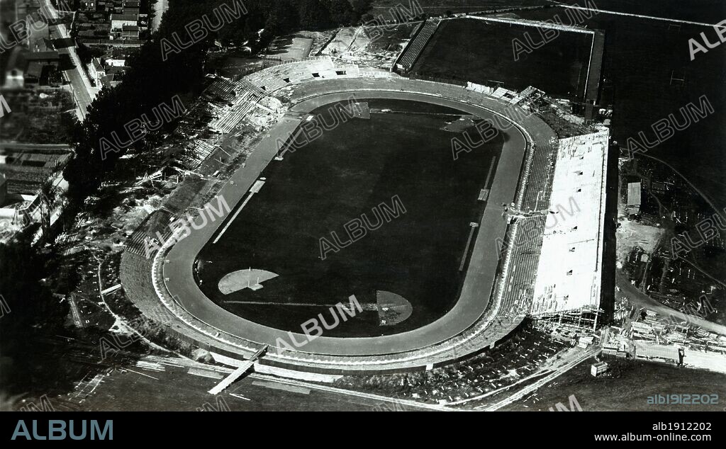 VIII Juegos Olímpicos París 1924. Fotografía aérea de la construcción del Estadio de Colombes en Septiembre de 1923.