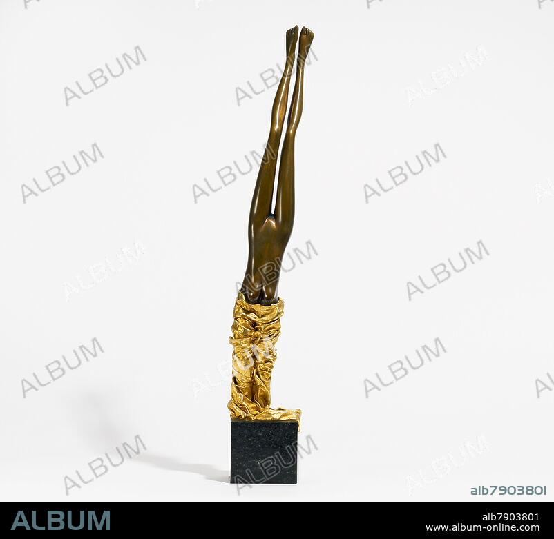 Bruni, Bruno<br />1935 Gradera/Italien<br /><br />La Caduta. 1990. Bronze, braun patiniert, partiell poliert. 67 x 12 x 11cm.  Signiert und nummeriert  auf der Rückseite unten: Bruno Bruni 49/150. Daneben: Gießerstempel Albrecht, Altrandsberg. Marmorsockel (10 x 11 x 11cm). Kunsthandel, Van Ham.