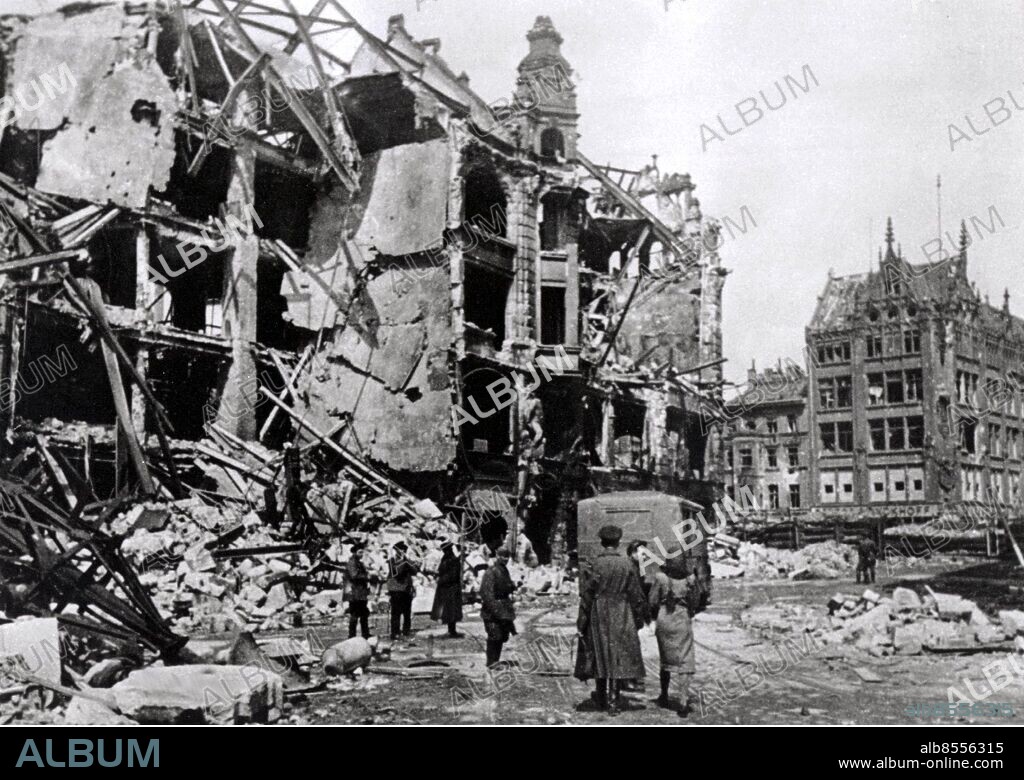 ©SCANPIX SWEDEN, 1945-06.. Andra världskriget - Berlin i ruiner.. Sönderbombade hus i Berlin.. Foto: Scanpix. Code: 20360. ***. ENGCAP: Berlin in ruins after bombs.