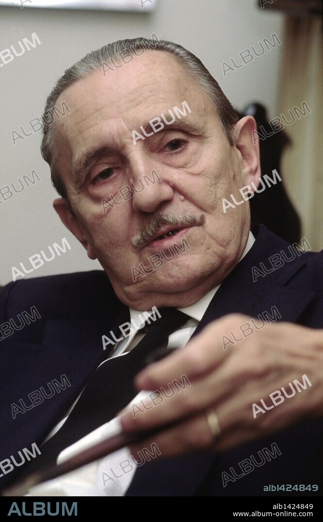 BUERO VALLEJO, Antonio (n. Guadalajara,1916). Dramaturgo español. Autor, entre otras obras de: "Historia de una escalera", premio Lope de Vega en 1949, "Las Meninas" (1960) y "El Tragaluz" (1967). Premio Nacional de Teatro en 1980.