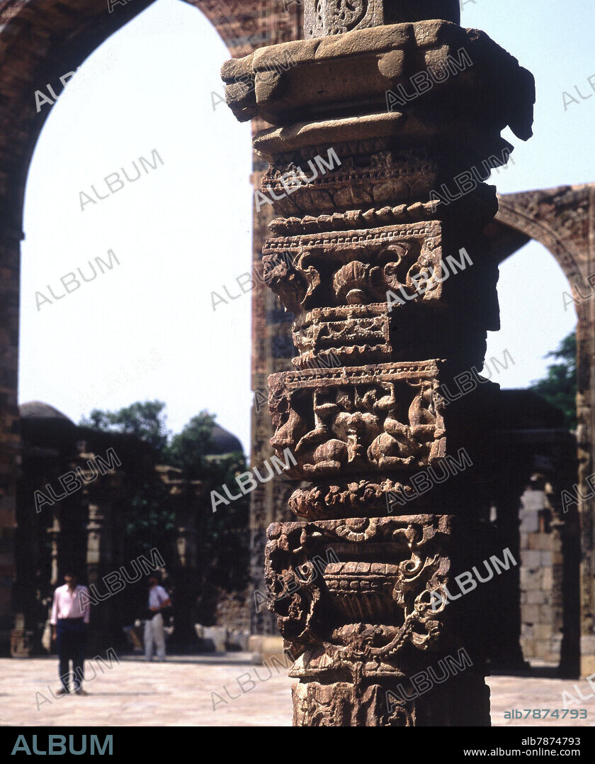 DET DE COLUMNA HINDU Y ARCO FRENTE AL PATIO.