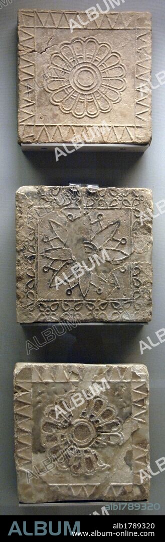 ARTE MESOPOTAMICO. BABILONIA. S. VII-VI a. C. AZULEJOS de terrcota decorados con MITOVOS FLORALES.. Fechados entre 600-500 a. C. Proceden del Templo de Nabu en Borsippa. Museo Británico. Londres. Inglaterra. Reino Unido.