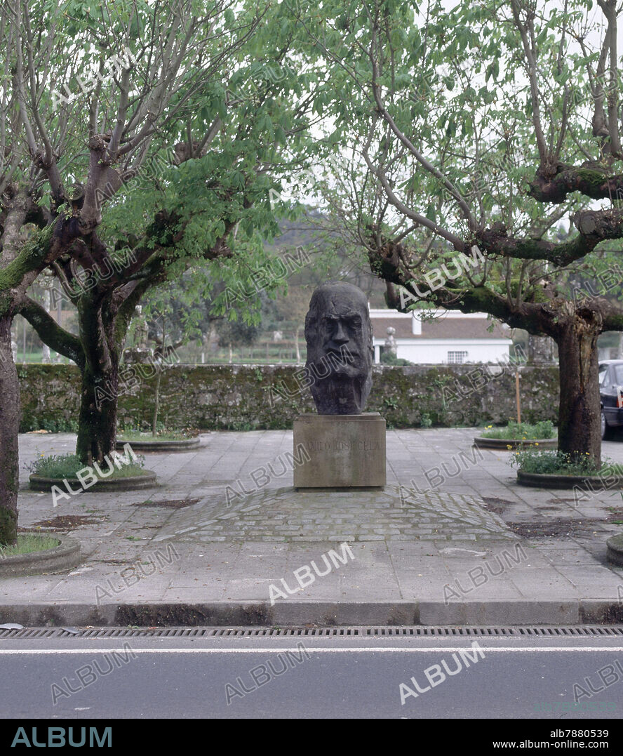 BUSTO DE CAMILO JOSE CELA - FOTO AÑOS 00 SIGLO XXI.