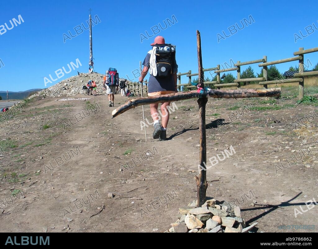 2004. Foncebadon (Leon) foto Heras, camino de Santiago dos Peregrinos Llegan
A la cruz de hierro punto Emblemantico en el Camino..........Archdc.