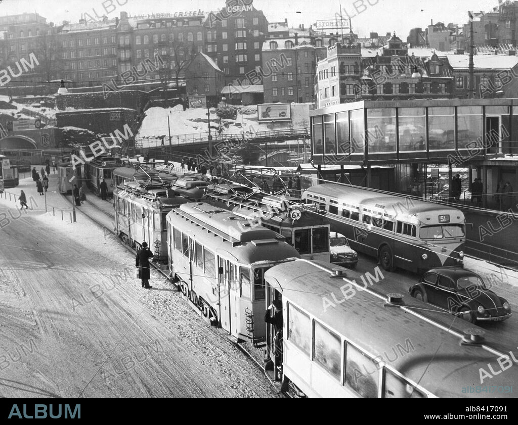 Stockholm 1956-03-06. Spårvagnar vid Slussen. Foto: Lasse Olsson / DN / TT / Kod: 45. ** SvD OUT **.