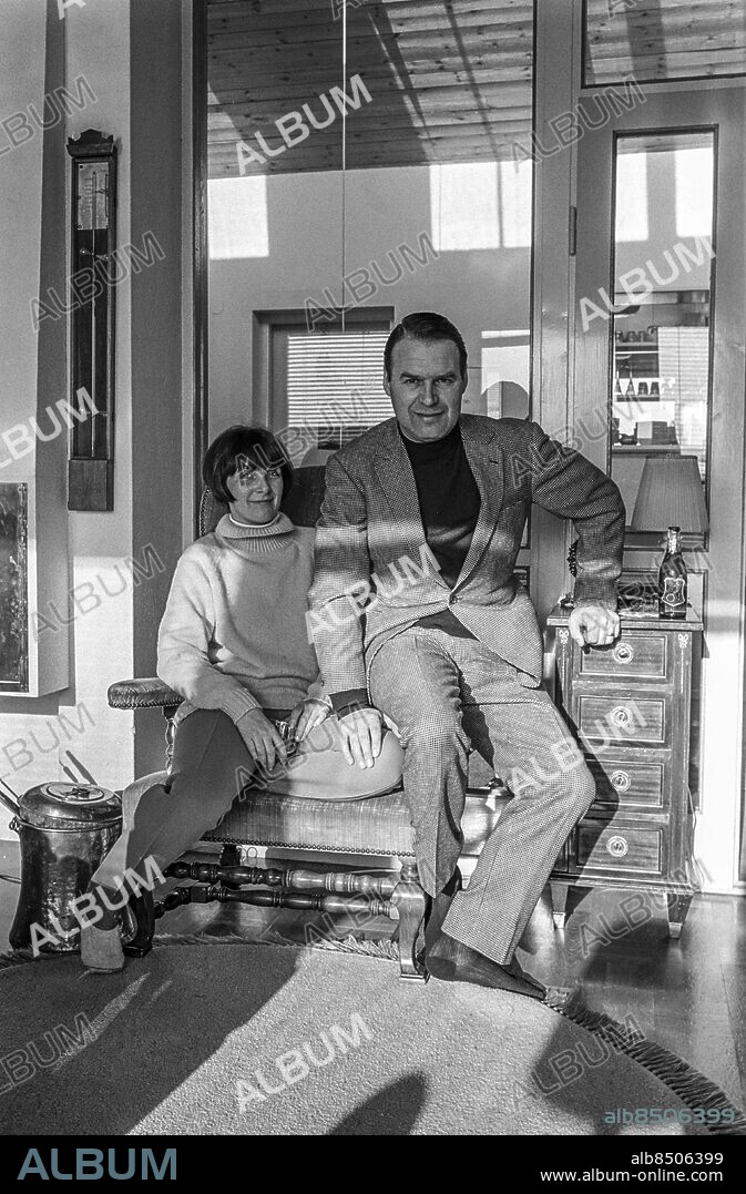 ARKIV 19650303.. Catrin Westerlund, skådespelerska, med maken Putte Wickman, klarinettist och orkesterledare.. Foto: Bo-Aje Mellin / SVT / Kod: 5600. Reportage publ i RiR 12/65 inför Teparty. RiR 17604. sv/v neg.