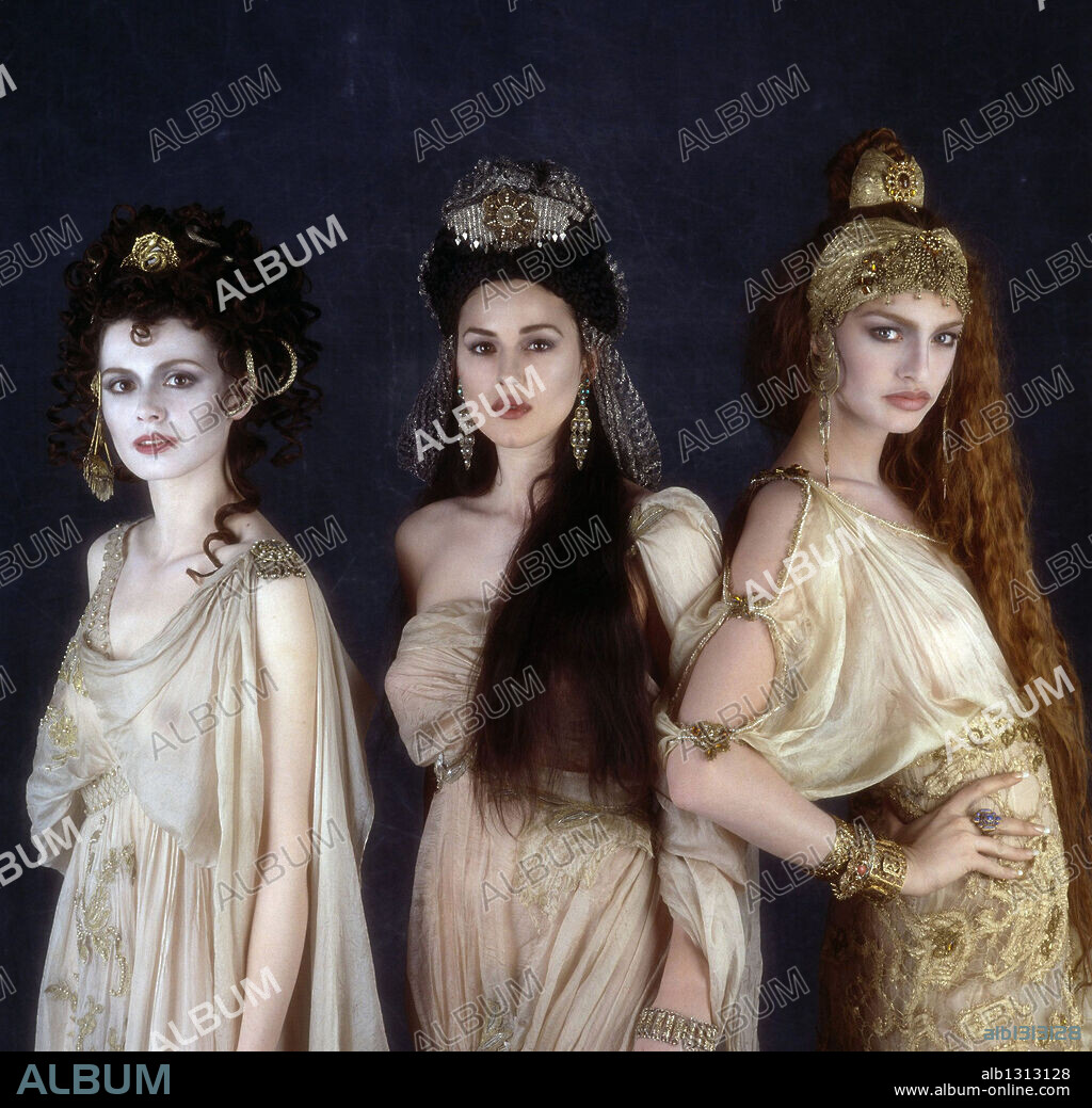 FLORINA KENDRICH, MICHAELA BERCU and MONICA BELLUCCI in DRACULA, 1992, directed by FRANCIS FORD COPPOLA. Copyright COLUMBIA PICTURES.