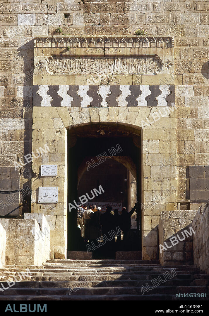 ARTE ISLAMICO. PROXIMO ORIENTE. SIRIA. MEZQUITA DE DAMASCO. Mezquita omeya construída a principios del S. VIII. Detalle de la puerta de acceso al patio.