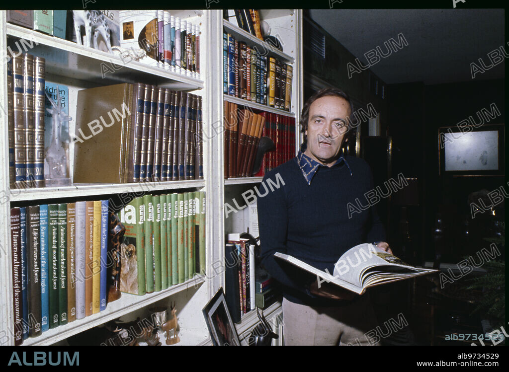 Madrid, 1977 (CA.). Félix Rodríguez de la Fuente in his house in Puerta de Hierro in Madrid.