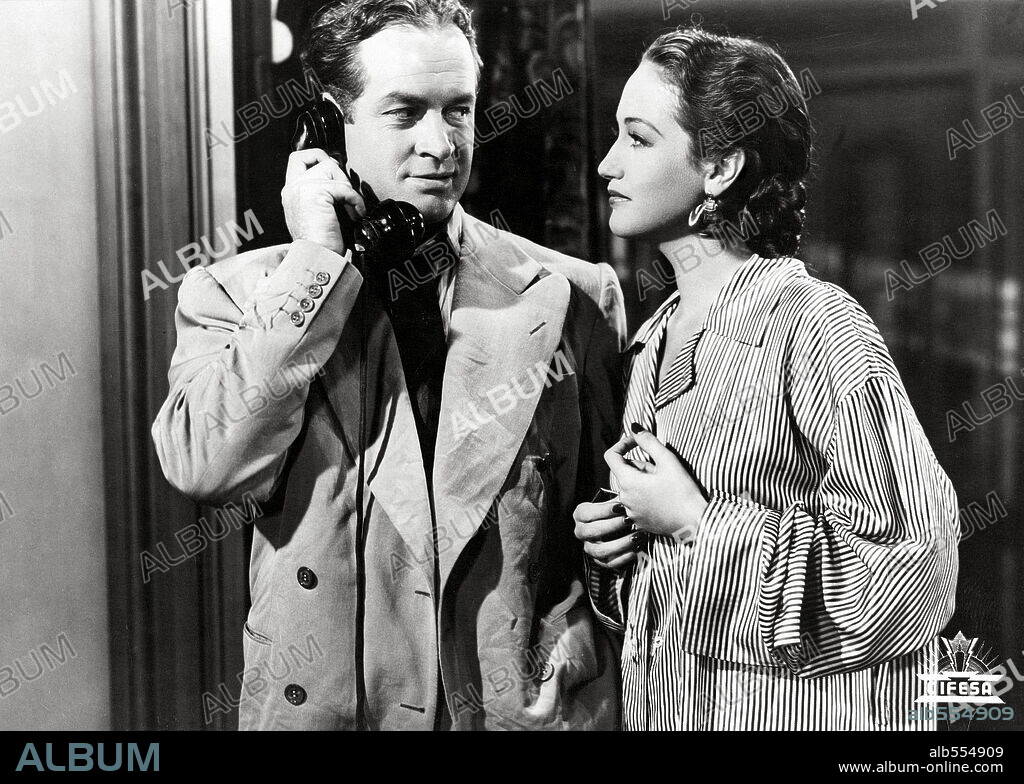 BOB HOPE and DOROTHY LAMOUR in MY FAVORITE BRUNETTE, 1947, directed by ELLIOTT NUGENT. Copyright PARAMOUNT PICTURES.