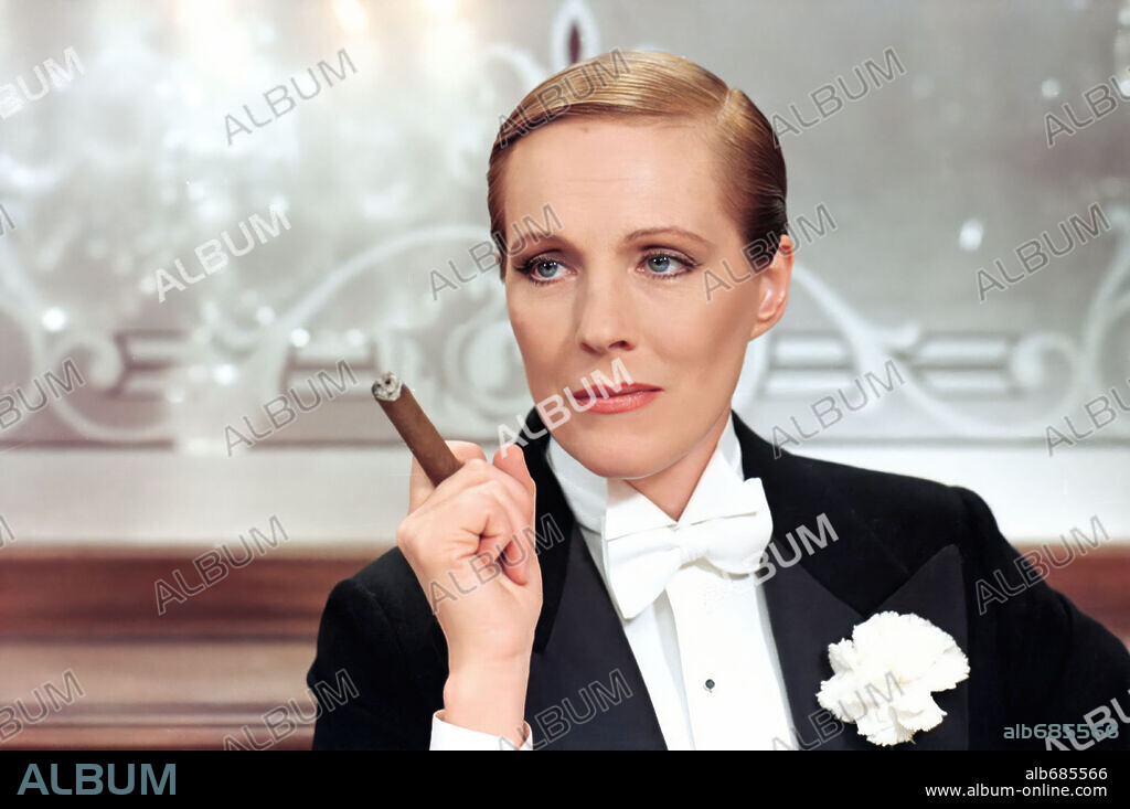 JULIE ANDREWS in VICTOR / VICTORIA, 1982, directed by BLAKE EDWARDS. Copyright M.G.M/UNITED ARTIST.